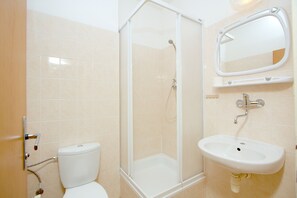 Cofres nos quartos, ferros/tábuas de passar roupa, berços grátis