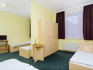 Cofres nos quartos, ferros/tábuas de passar roupa, berços grátis