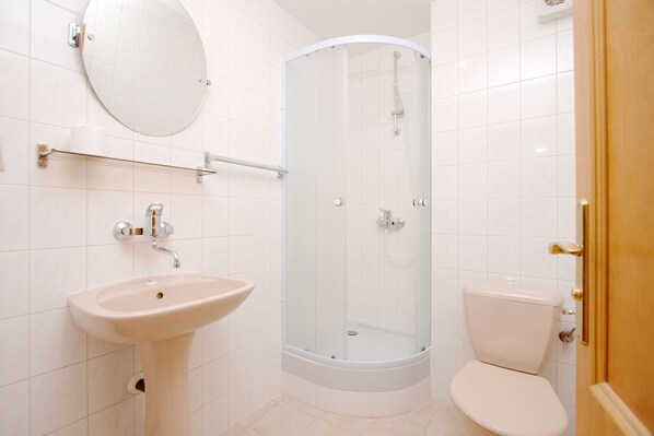 Shower, free toiletries, hair dryer, towels - Hotel Brilliant (Prague)