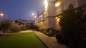 Fassade der Unterkunft – Abend/Nacht