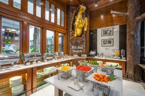 Daily cooked-to-order breakfast (THB 259 per person)