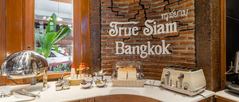 Daily cooked-to-order breakfast (THB 259 per person)