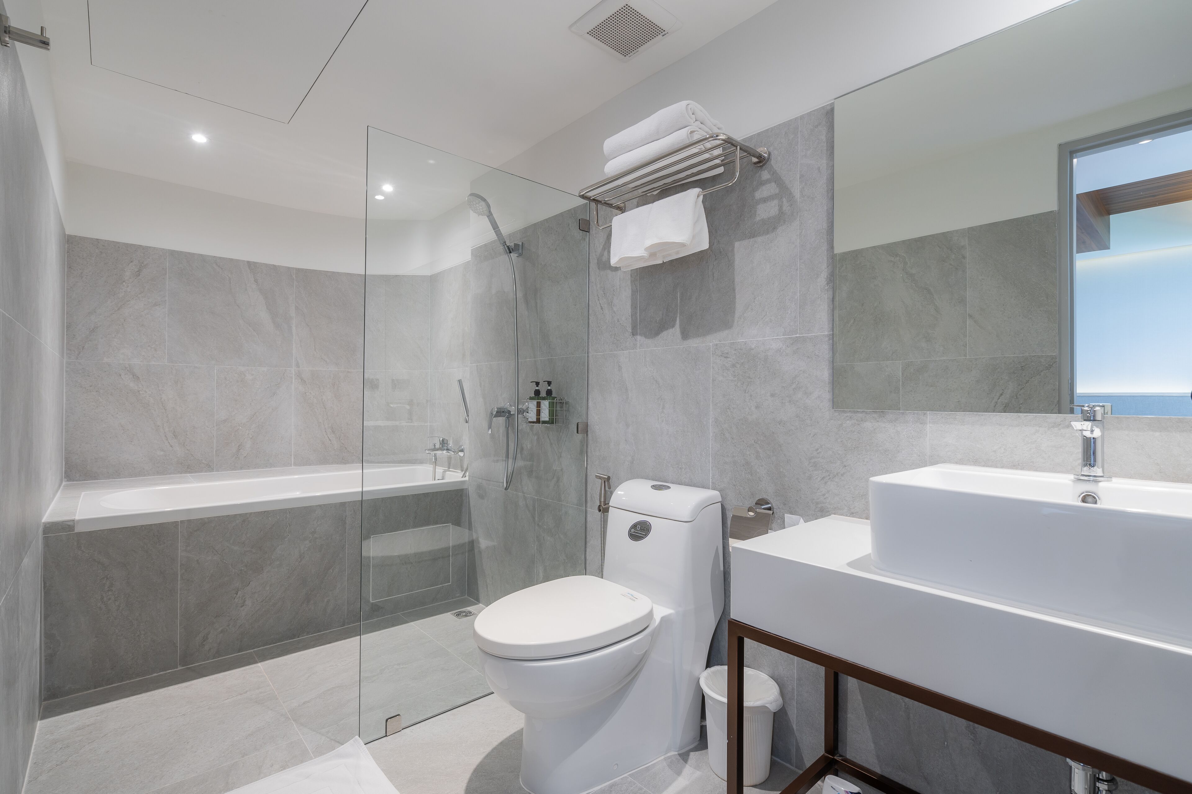 superior room, bathtub | deep-soaking bathtub