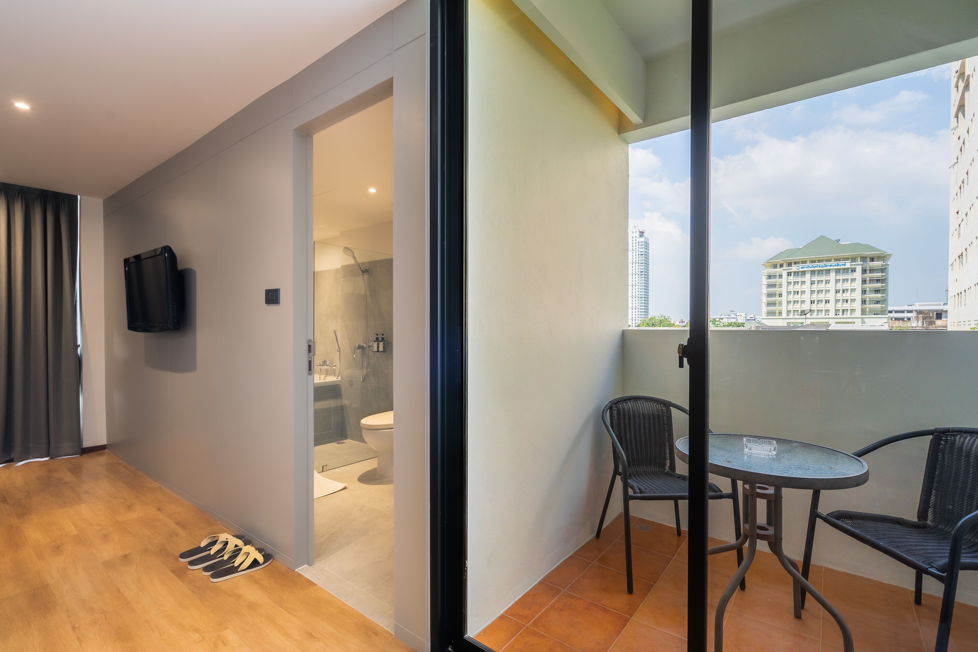 superior room, bathtub | city view