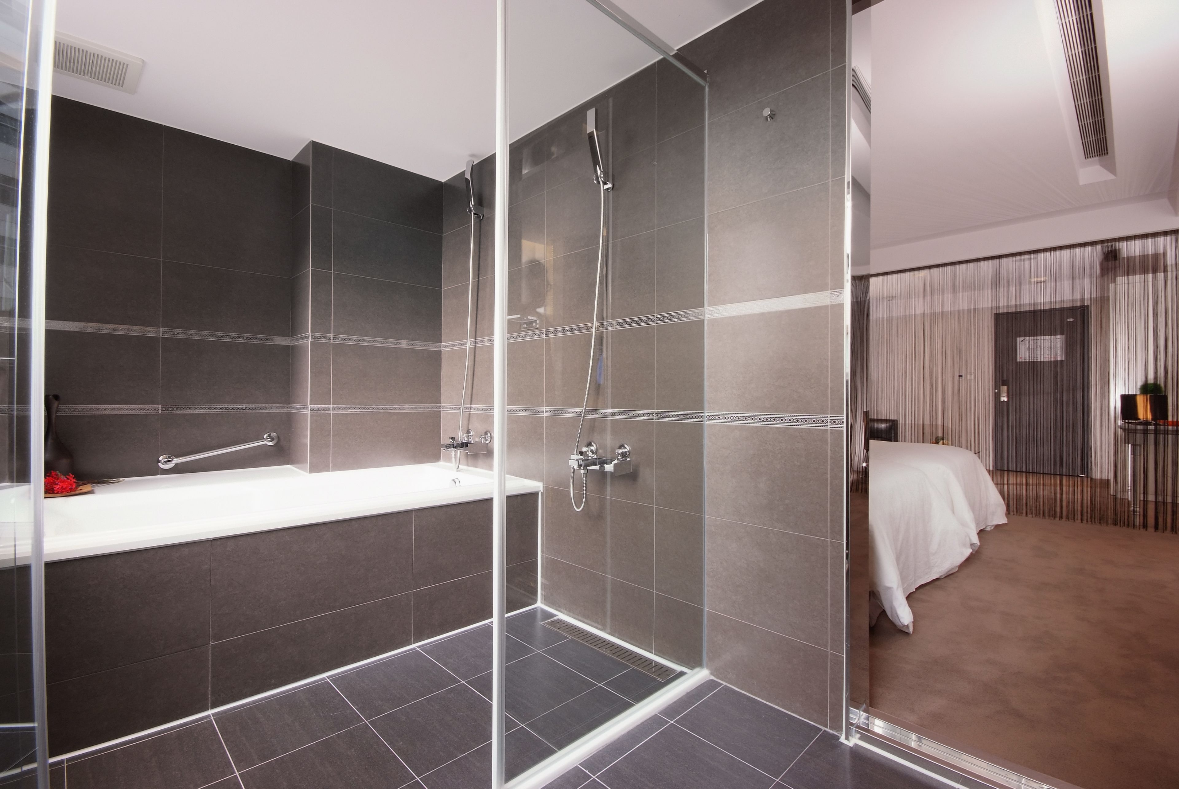 Combined shower/bathtub, deep-soaking bathtub, rainfall showerhead