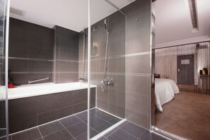 Een bad/douchecombinatie, een diep bad, een regendouche