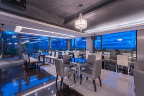 Daily full breakfast (TWD 429 per person)