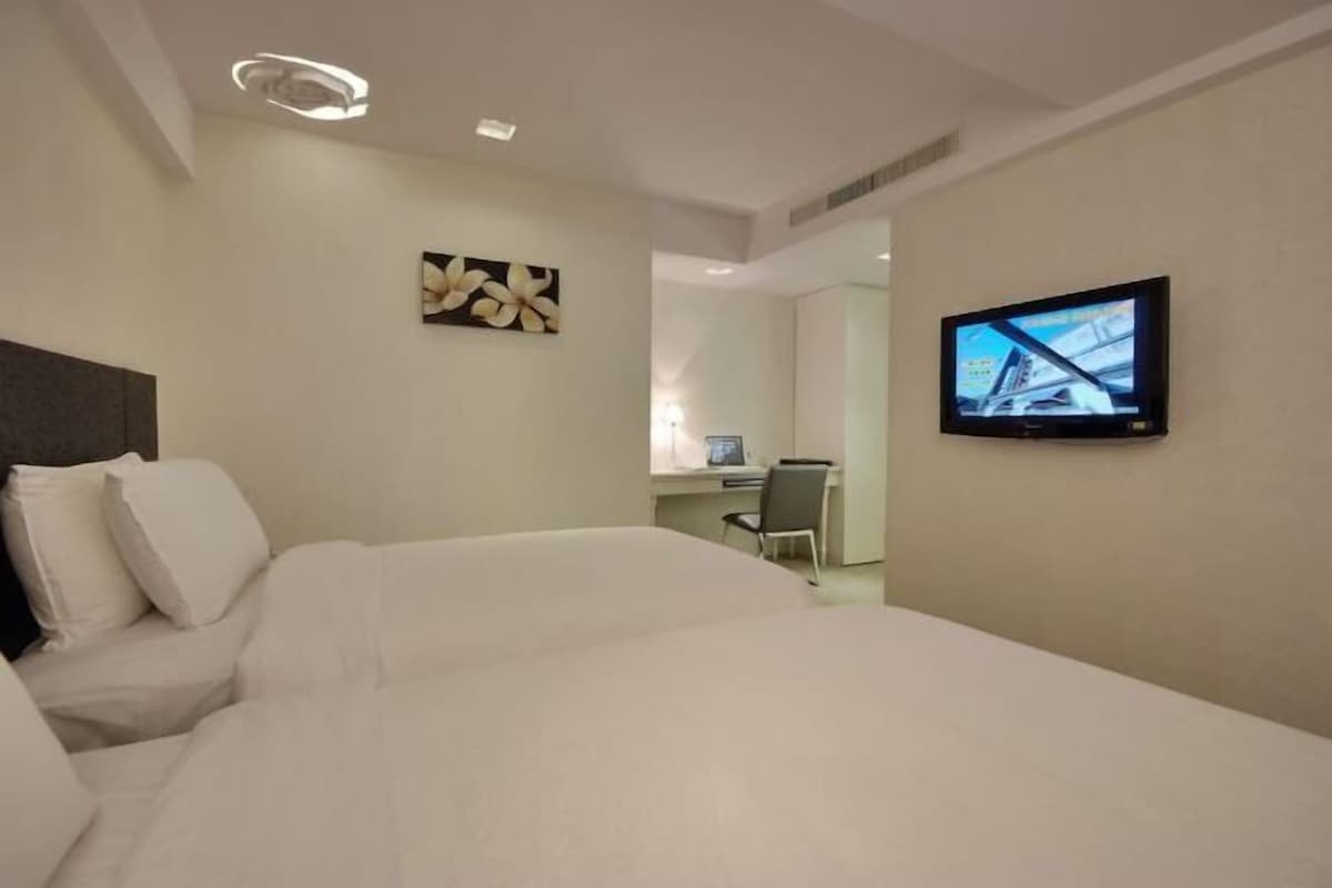 Pillowtop beds, in-room safe, desk, blackout drapes
