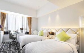 Minibar, in-room safe, Internet, alarm clocks - Dorsett Regency (Hong Kong)
