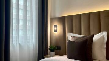 Hochwertige Bettwaren, Zimmersafe, Schreibtisch, Verdunkelungsvorhänge