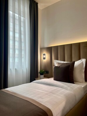 Hochwertige Bettwaren, Zimmersafe, Schreibtisch, Verdunkelungsvorhänge