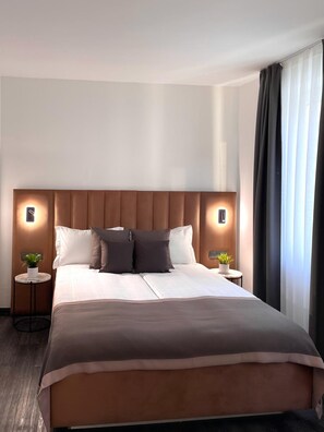 Luxe beddengoed, een kluis op de kamer, een bureau