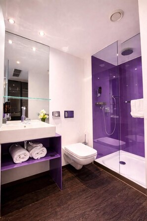 A modern bathroom with a glass-enclosed shower, a white sink, and a toilet. - Rilano 24 - 7 Hotel Munchen City (Munich)