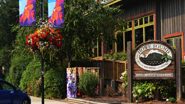 Un edificio de madera con un letrero que dice "Howe Sound Inn & Brewing Company".