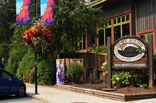 En træbygning med et skilt, der siger "Howe Sound Inn & Brewing Company".