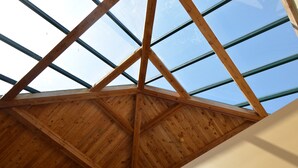 Techo de madera con tragaluces.
