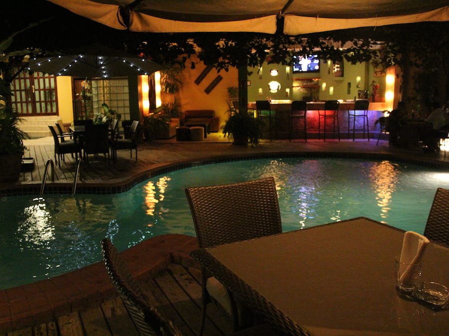 Una piscina al aire libre