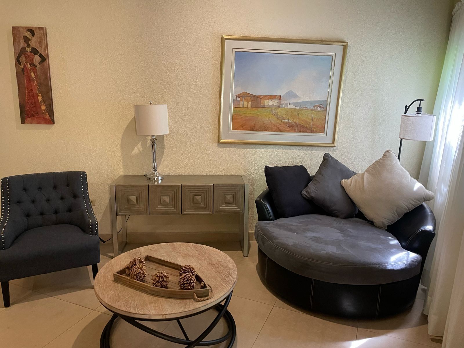 king suite | living area | 32-inch lcd tv with cable channels, tv