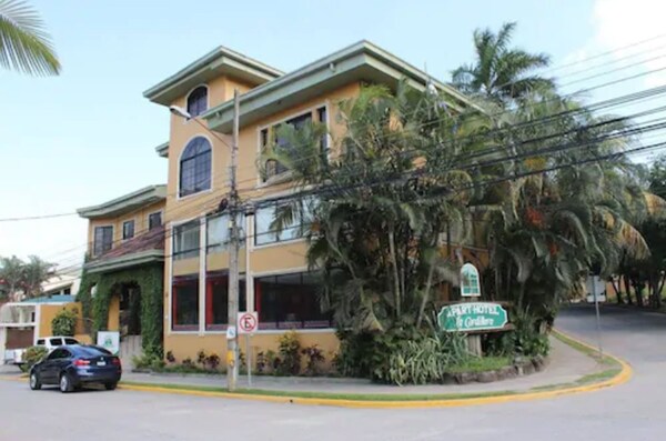Aparthotel La Cordillera - Honduras