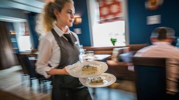 Se sirven desayunos, almuerzos y cenas; cocina irlandesa