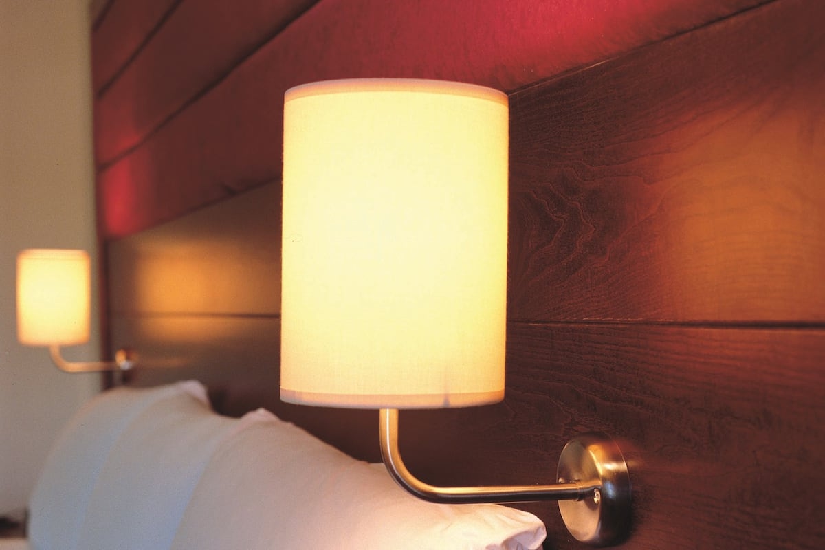 1 dormitorio, escritorio, cortinas opacas