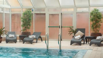 Una piscina cubierta
