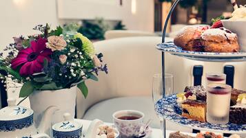 Desayuno continental diario (EUR 25 por persona)