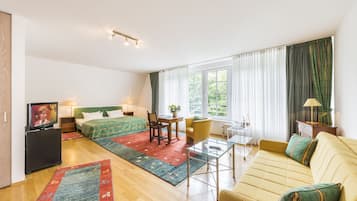 Triple Room | Minibar, desk, blackout curtains, iron/ironing board