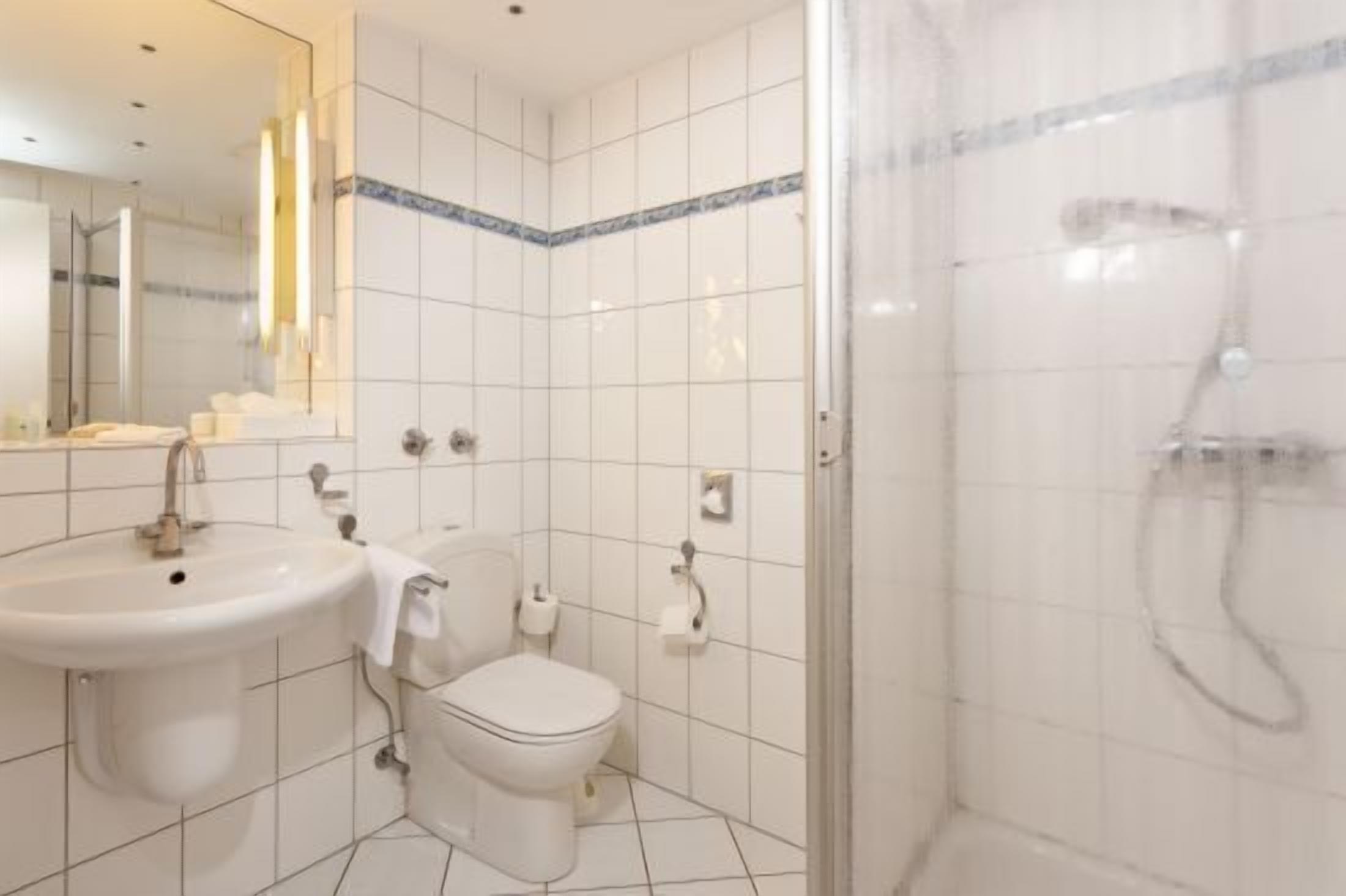 standard single room | bathroom | hair dryer, towels