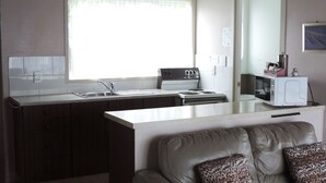Habitación familiar, 3 habitaciones | Cocina privada | Frigorífico, microondas, hervidor eléctrico y trona infantil