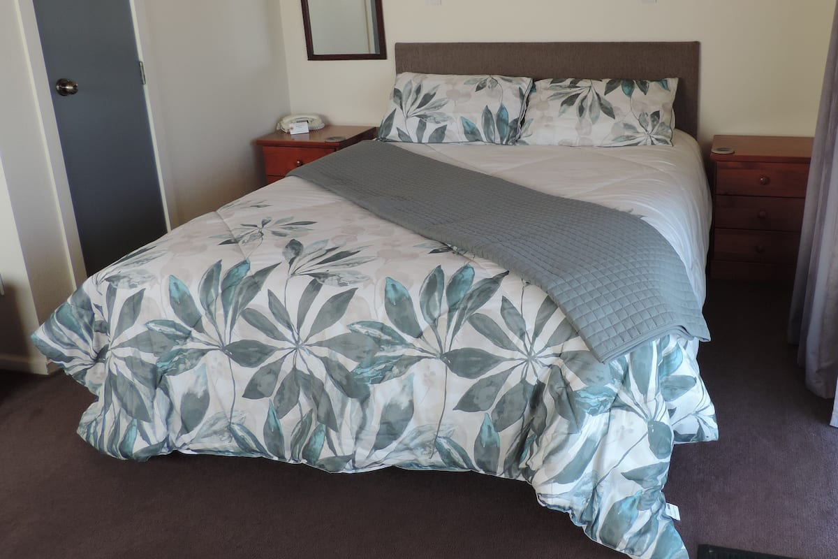 Superior Studio | Iron/ironing board, cribs (free), WiFi (free), bed sheets