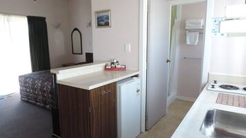 Twin Studio | Bathroom | Shower, free toiletries, hair dryer, towels