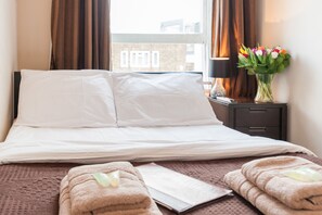 Habitación doble | Tabla de planchar con plancha, wifi gratis y ropa de cama