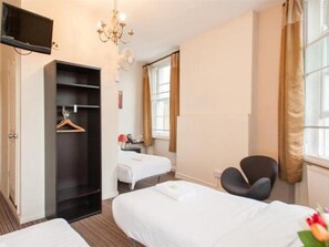 Iron/ironing board, free WiFi, bed sheets - Newmarket Ale House – Hotel & Restaurant (London)