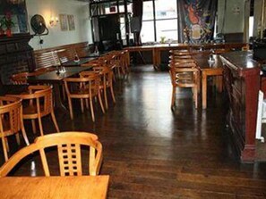 Dining - Newmarket Ale House – Hotel & Restaurant (London)