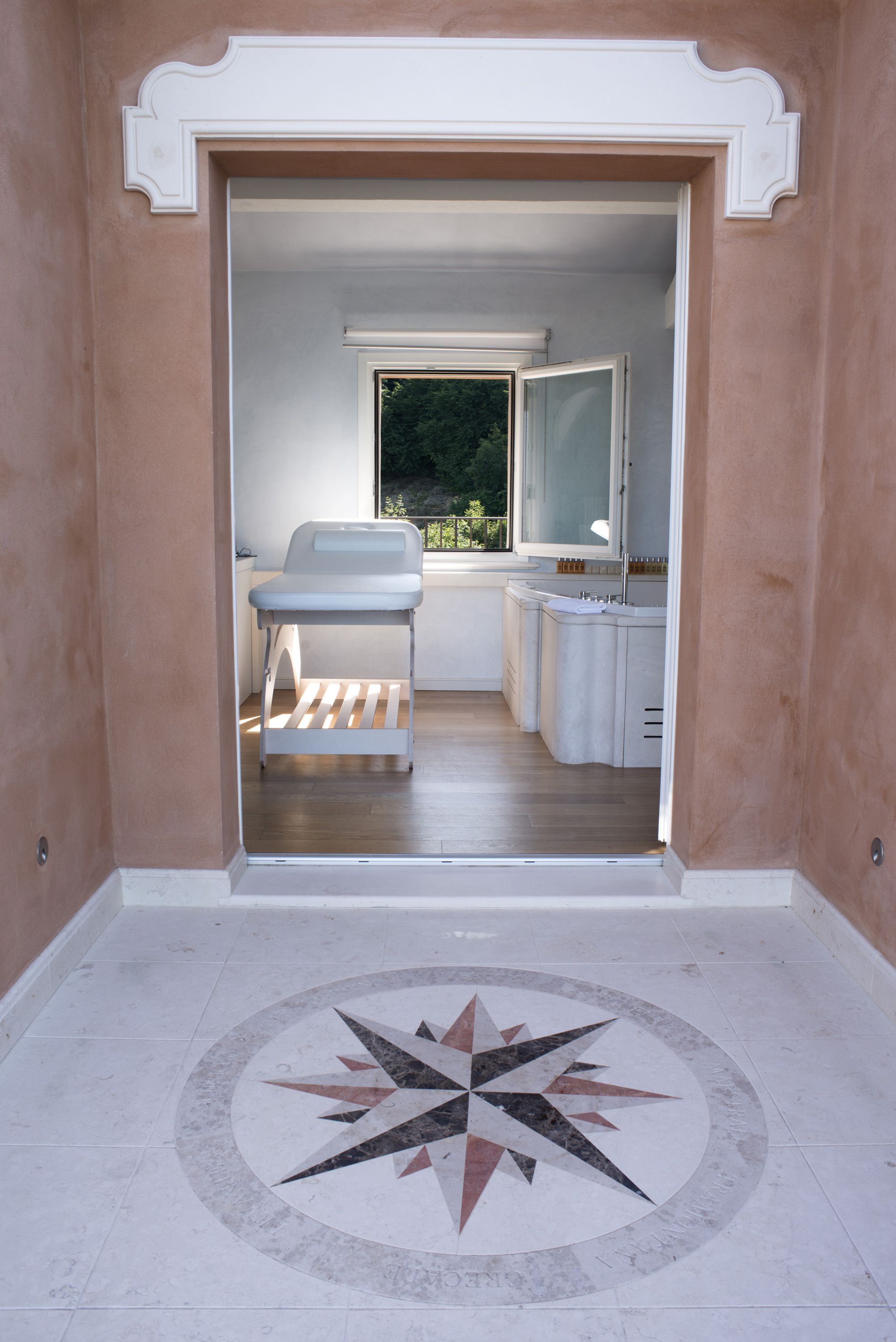Une salle de bain moderne avec un grand miroir, un lavabo et un espace douche.