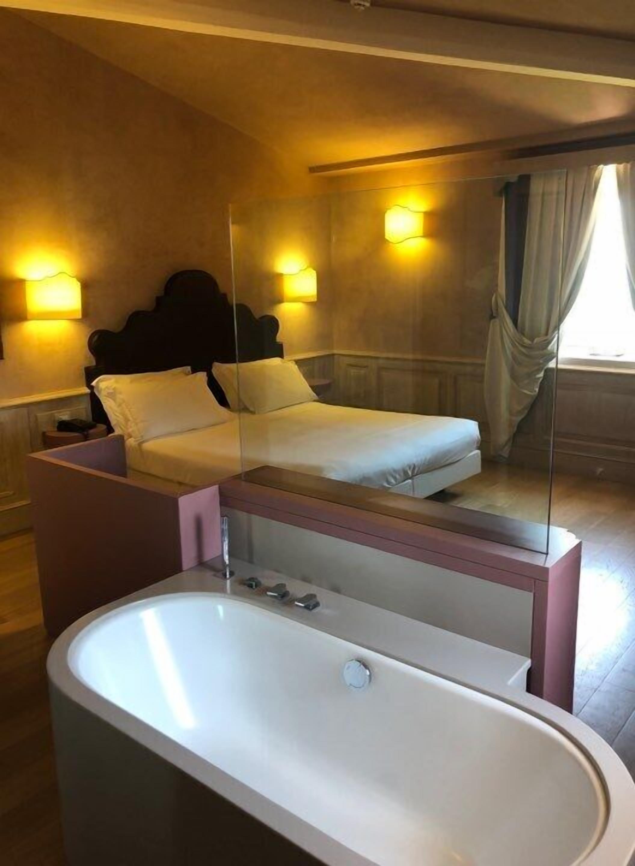 premium double or twin room, bathtub, sea view | water view