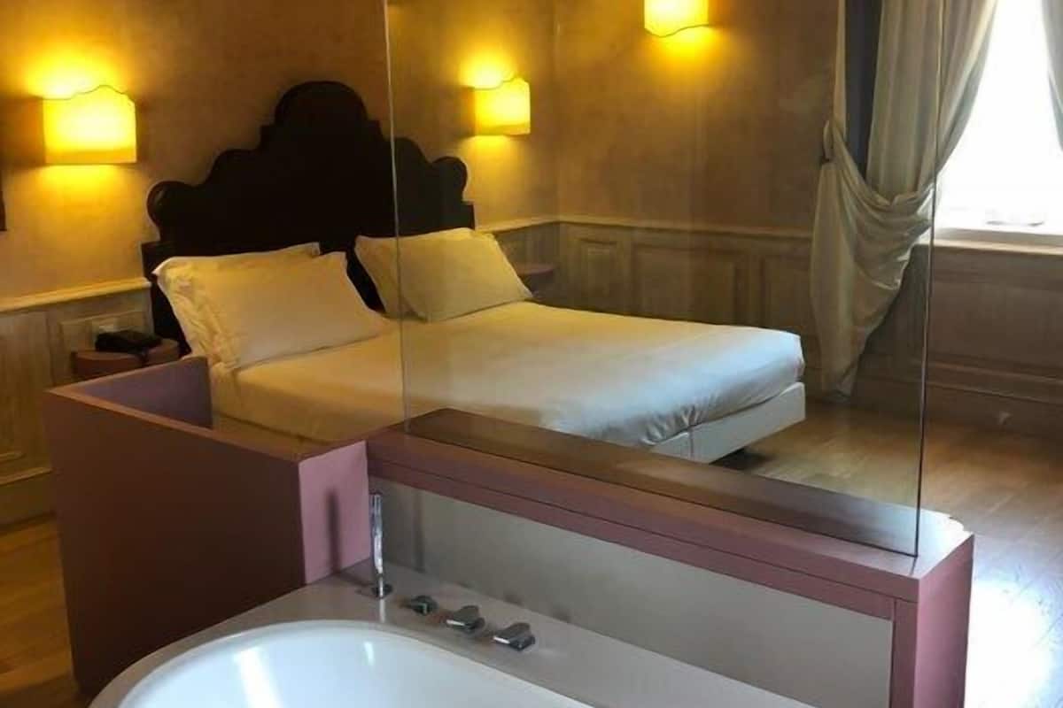 premium double or twin room, bathtub, sea view | water view