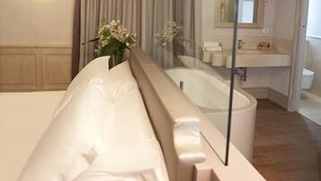 Hochwertige Bettwaren, Daunenbettdecken, Minibar, Zimmersafe