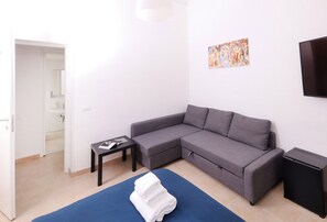 Premium bedding, desk, laptop workspace, soundproofing - Cielo Vaticano Guest House (Rome)