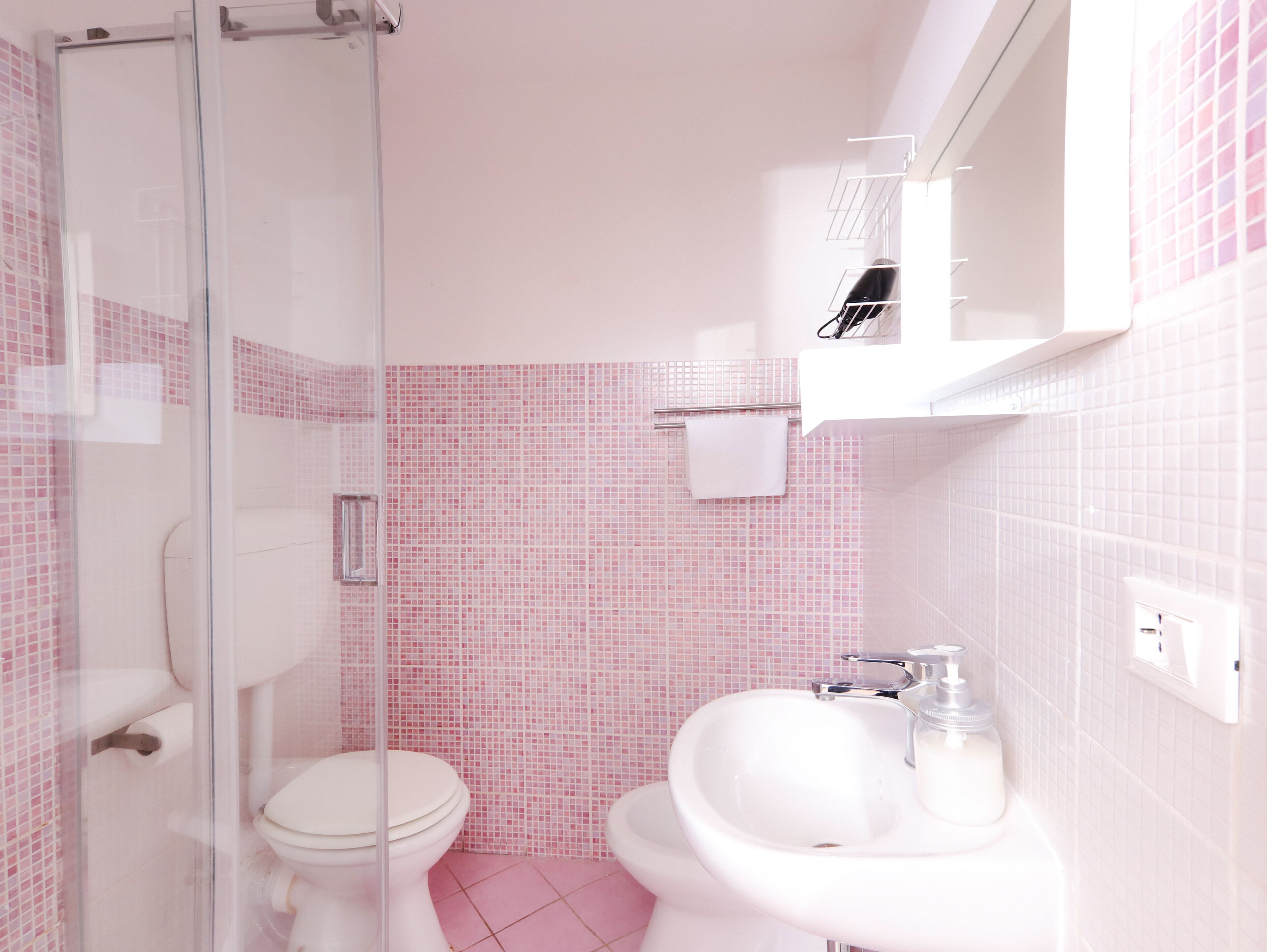 Un baño con inodoro, lavamanos y ducha.