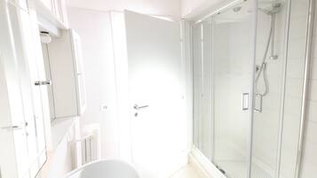 Deluxe Double Room | Bathroom | Shower, rainfall showerhead, free toiletries, hair dryer