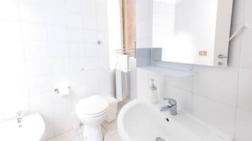 Deluxe Double Room | Bathroom | Shower, rainfall showerhead, free toiletries, hair dryer
