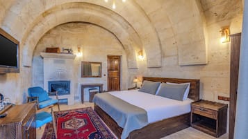 Deluxe Room | 1 bedroom, premium bedding, minibar, individually decorated
