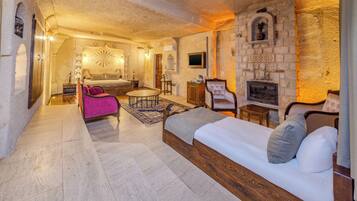 Romantic Room | Premium bedding, minibar, individually decorated, individually furnished