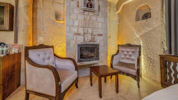 Romantisches Zimmer | Wohnbereich | 82-cm-LED-Fernseher mit Kabelempfang, Fernseher