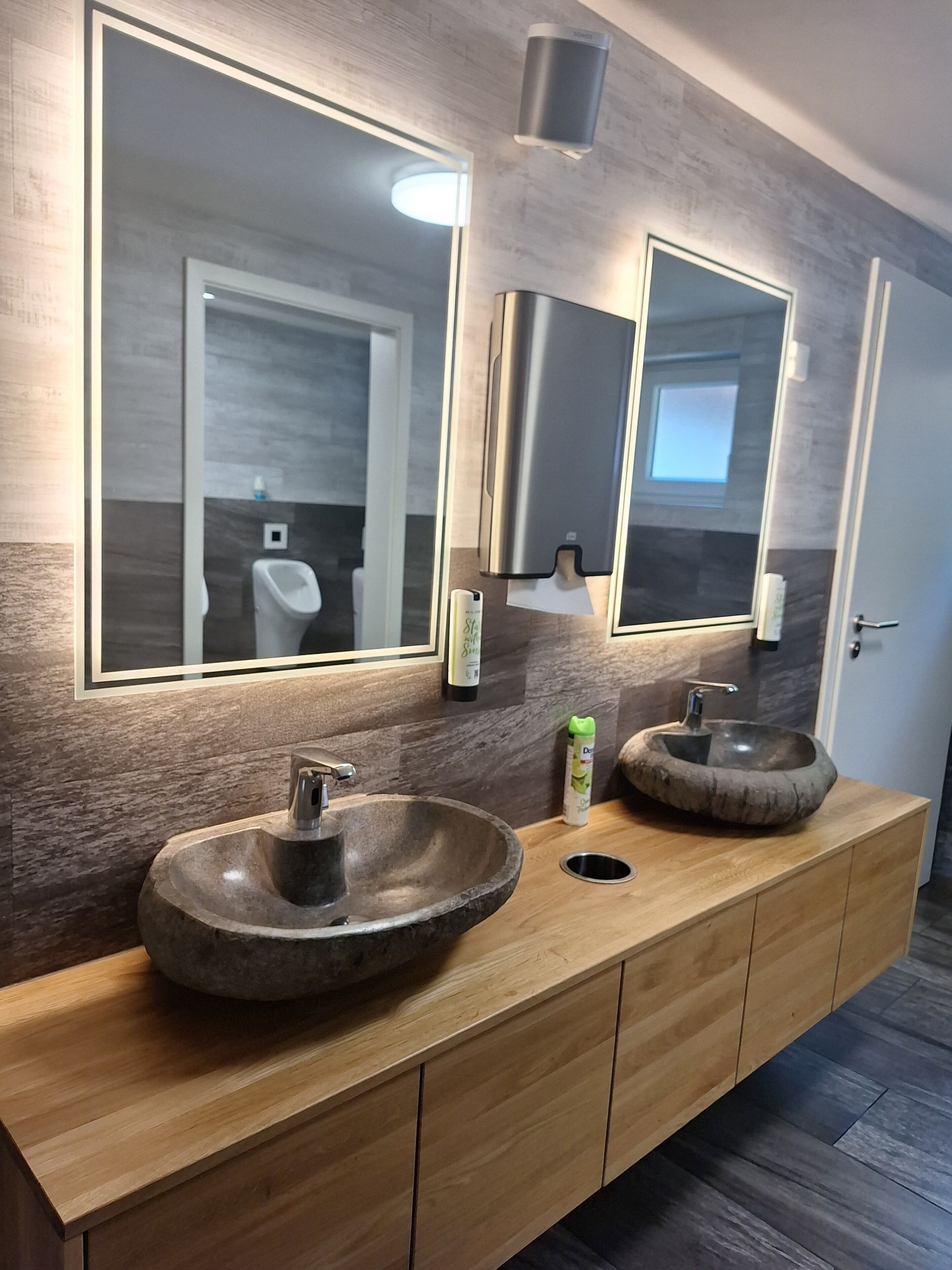 Een douche, een haardroger, handdoeken