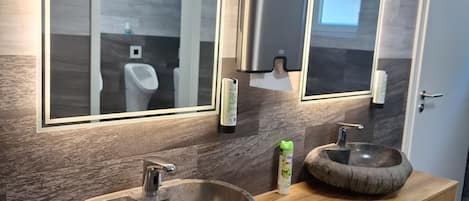 Ducha, secador de pelo, toallas