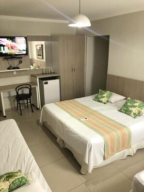 A hotel room with a bed, a desk, a chair, a television, and a wardrobe. - Aldeota Praia Hotel (Fortaleza)