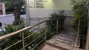 La entrada al Hotel Aldeota Praia, con una escalera de baldosas de piedra y barandales de metal.